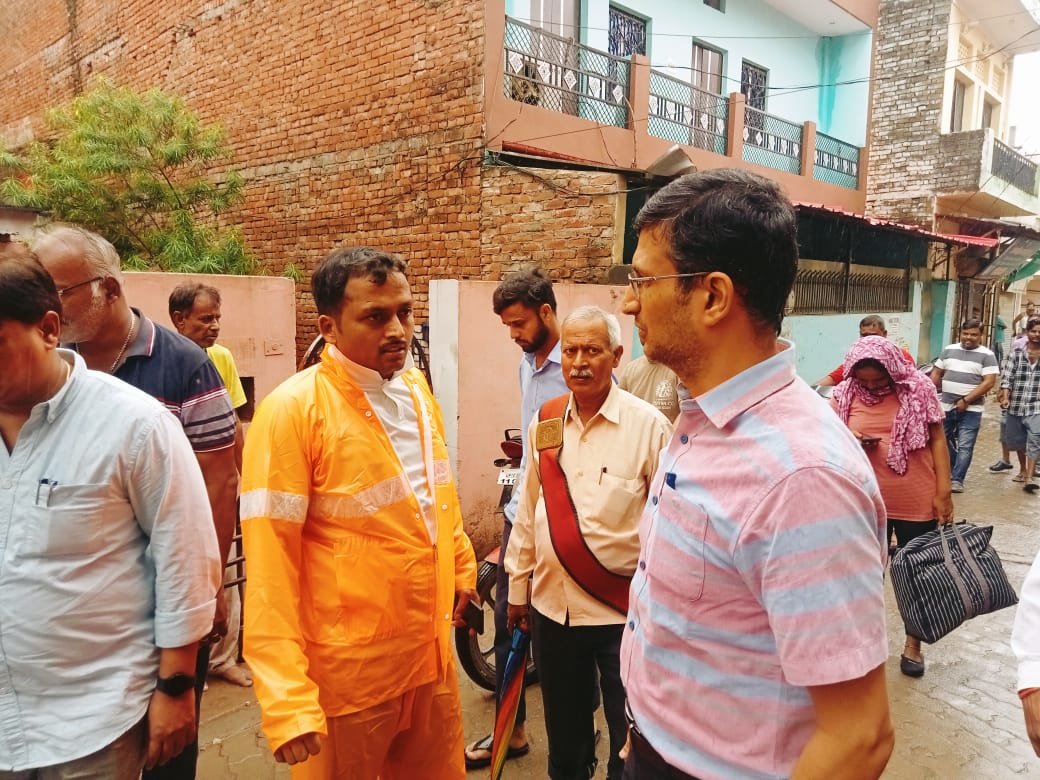 प्रयागराज: मंडलायुक्त विजय विश्वास पंत रविवार को जनपद में बाढ़ के दृष्टिगत गंगानगर में बाढ़ से प्रभावित गलियोंका भ्रमण कर निरीक्षण किया