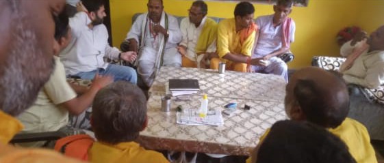 लखीमपुर खीरी : गोला तीर्थ पुरोहित कल्याण समिति के पदाधिकारी अपनी समस्याओं को लेकर गोला विधायक से मिलने उनके आवास पर पहुंचे