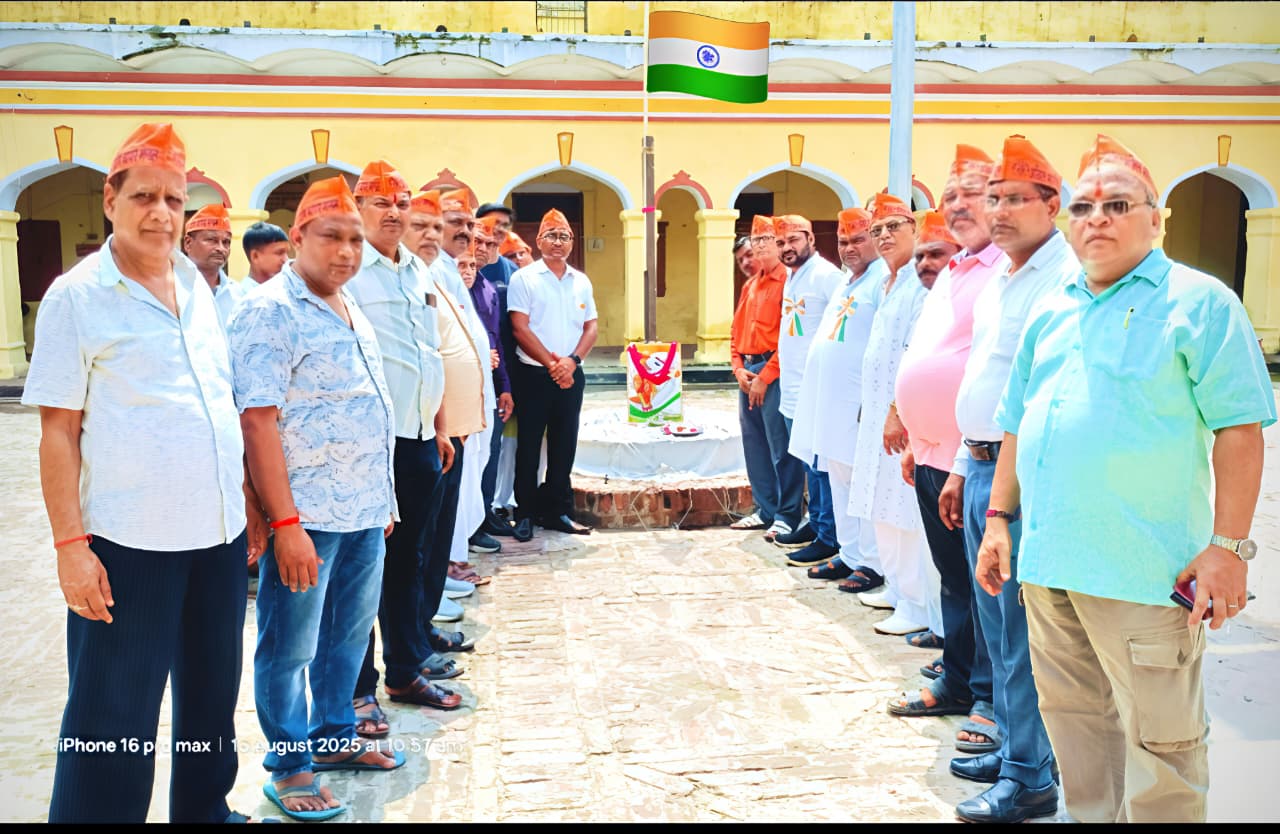 सीतापुर : कल्लूमल धर्मशाला में अखिल भारतीय उद्योग व्यापार मंडल मिश्रिख इकाई के द्वारा ध्वजारोहण किया गया