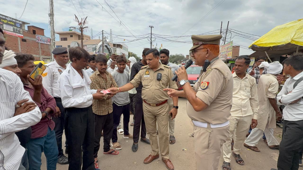 कन्नौज यातायात पुलिस ने तिर्वा में चालकों को किया जागरूक।