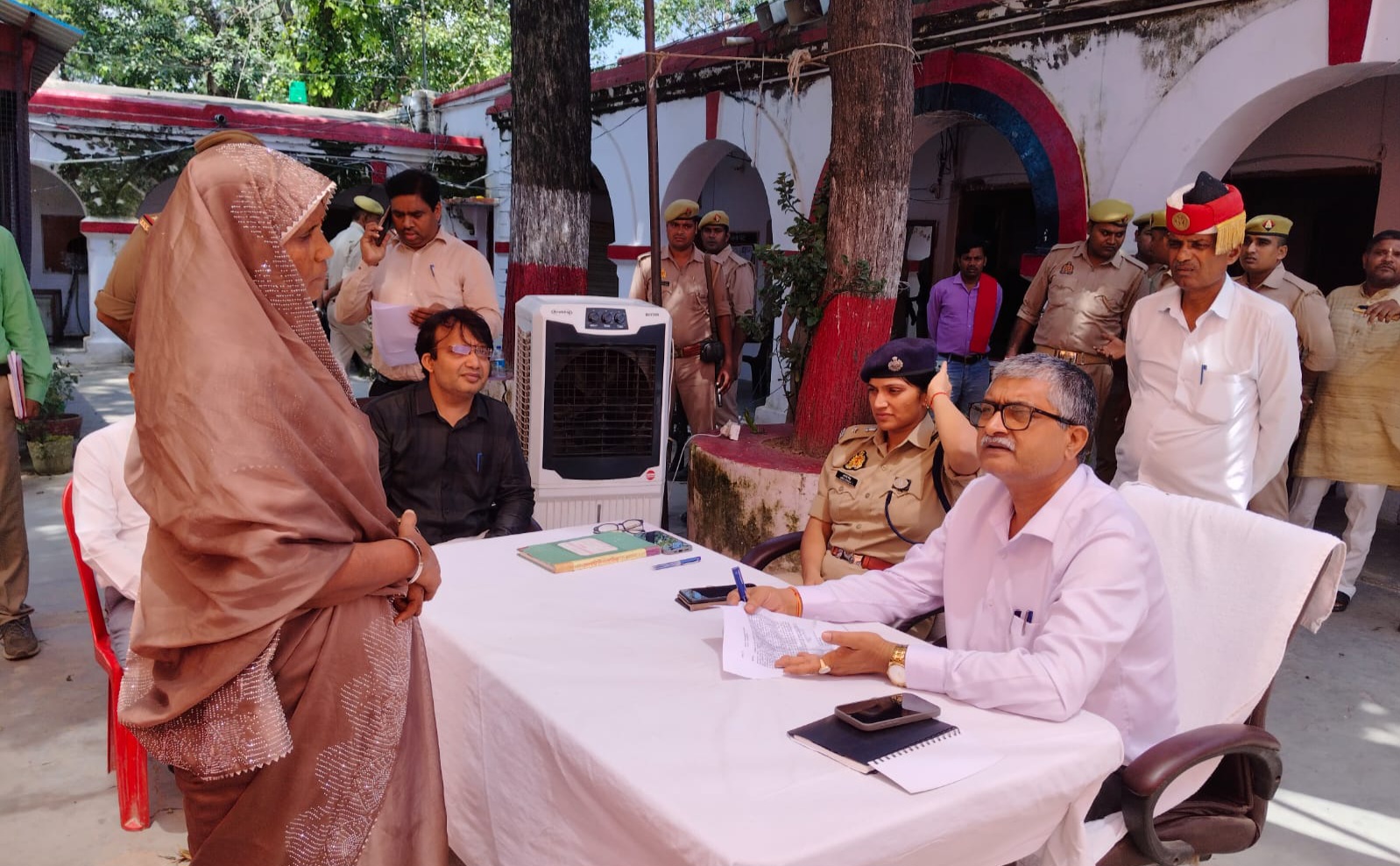 फर्रुखाबाद:थाना समाधान दिवस पर डीएम और एसपी ने की संयुक्त जनसुनवाई