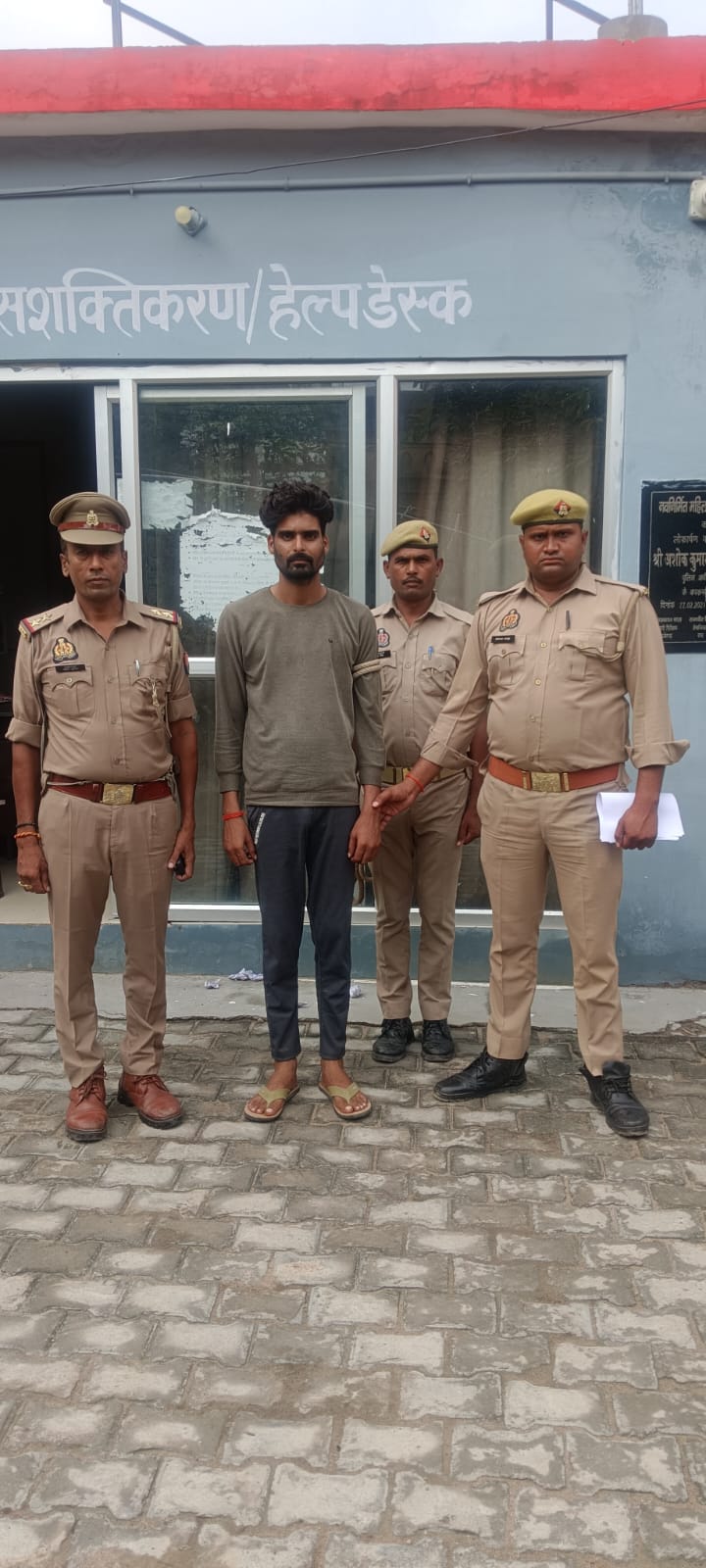 फर्रुखाबाद:कोतवाली फतेहगढ़ पुलिस ने नामजद वांछित अभियुक्त को किया गिरफ्तार