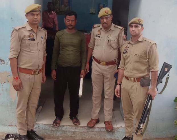 फर्रुखाबाद:कमालगंज पुलिस ने हत्या के आरोपी को आला-ए-कत्ल सहित किया गिरफ्तार