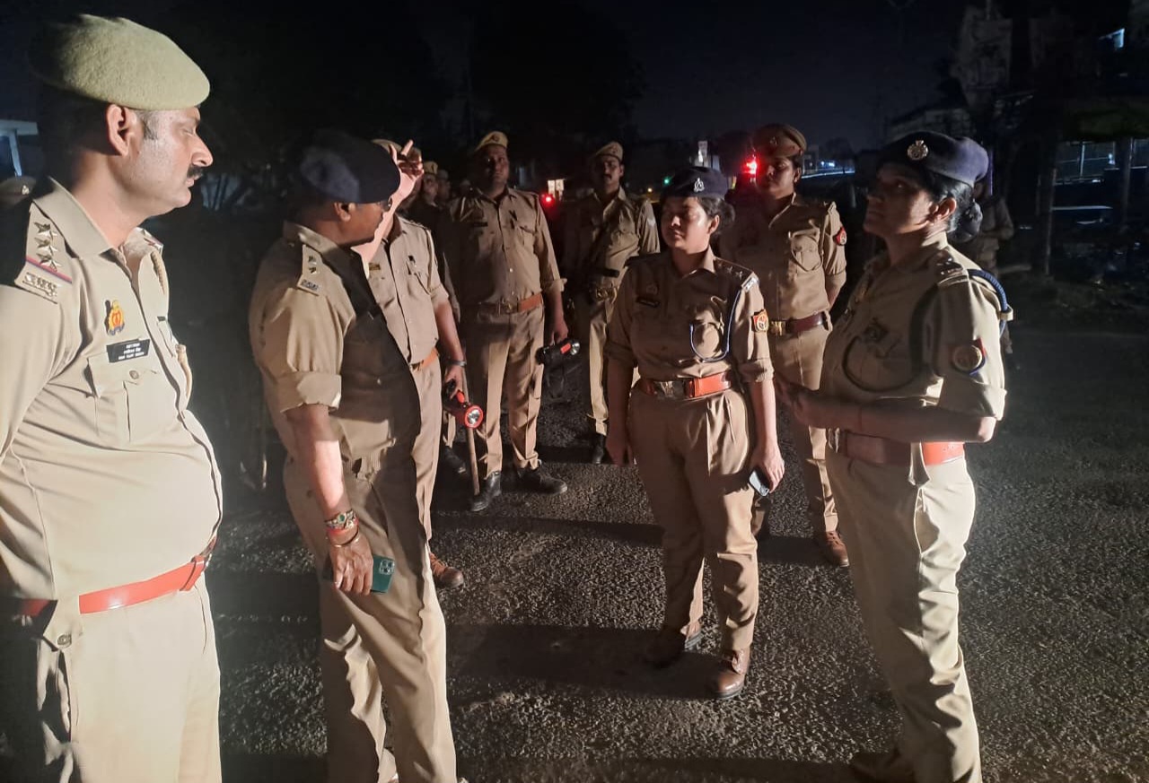 फर्रुखाबाद:पुलिस अधीक्षक आरती सिंह ने विशेष चेकिंग अभियान का किया निरीक्षण।