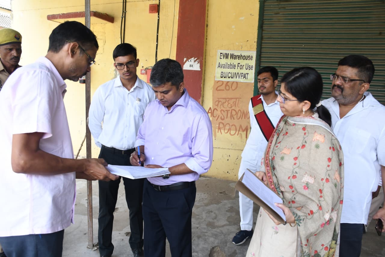 प्रयागराज:जिलाधिकारी ने मुण्डेरा मण्डी स्थित वेयर हाउस का किया निरीक्षण