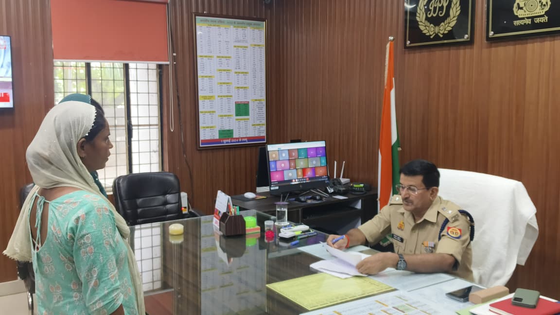 कन्नौज: पुलिस अधीक्षक विनोद कुमार ने जनता दर्शन में सुनीं फरियादें, त्वरित कार्रवाई के दिए निर्देश