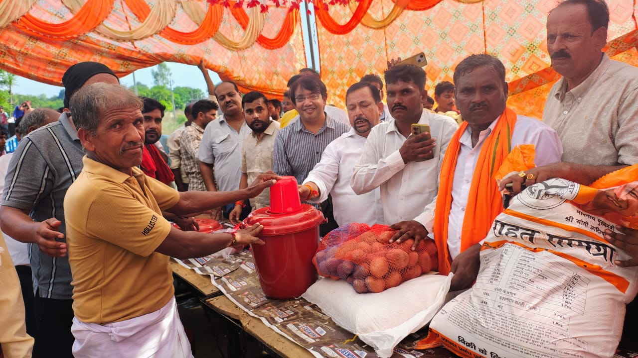 फर्रुखाबाद:सांसद मुकेश राजपूत ने बाढ़ प्रभावित क्षेत्रों का किया दौरा, जरूरतमंदों को वितरित की राशन सामग्री
