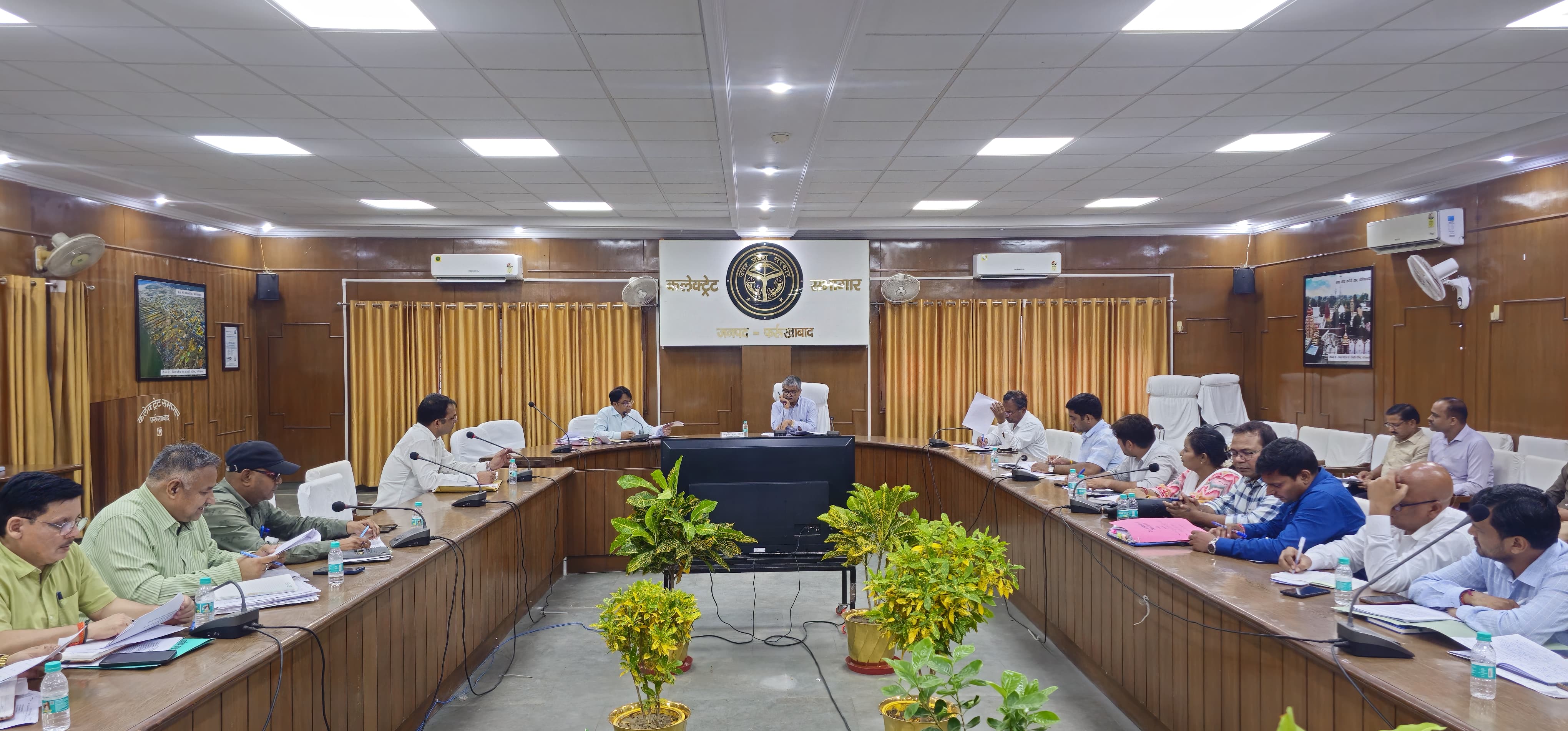 फर्रुखाबाद में अन्नपूर्णा भवनों व उचित दर दुकानों को लेकर जिलाधिकारी ने की कड़ी समीक्षा