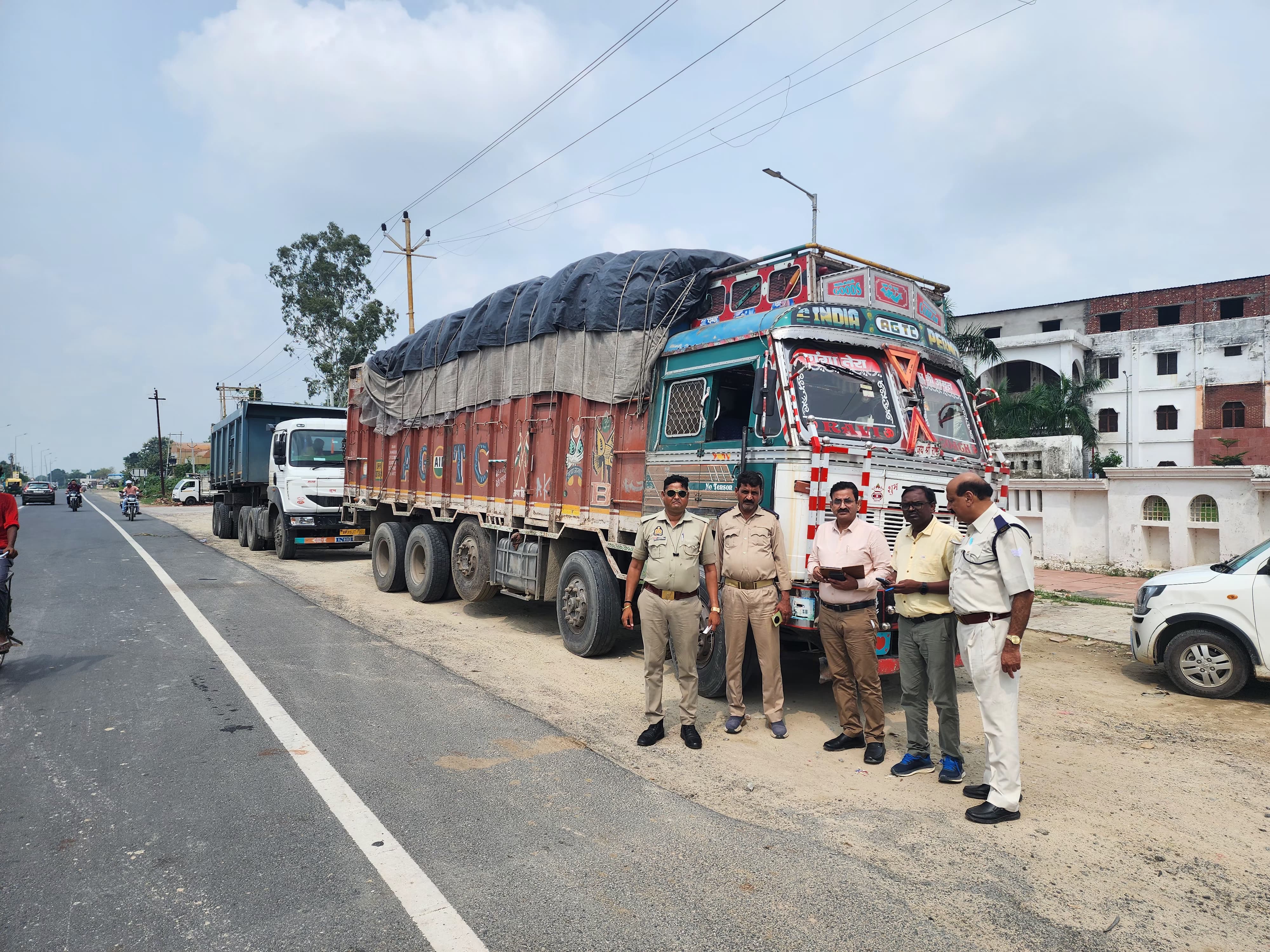 फर्रुखाबाद: संयुक्त चेकिंग में तीन ओवरलोड ट्रक सीज, ₹1.34 लाख का जुर्माना