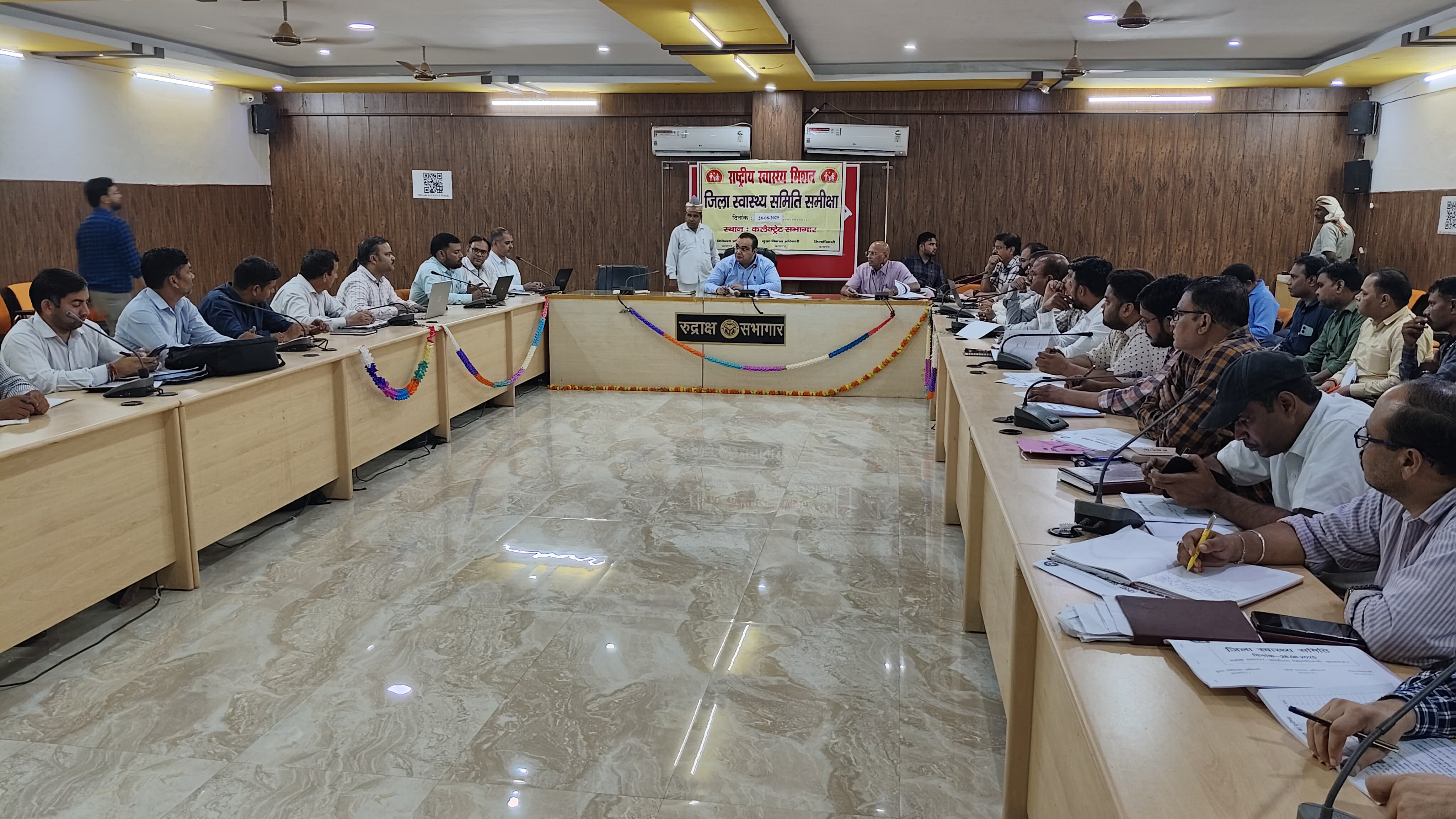 कासगंज : जिलाधिकारी प्रणय सिंह की अध्यक्षता में कलेक्टेªट सभागार में जिला स्वास्थ्य मिशन जिला स्वास्थ्य समिति की समीक्षा बैठक हुई आयोजित