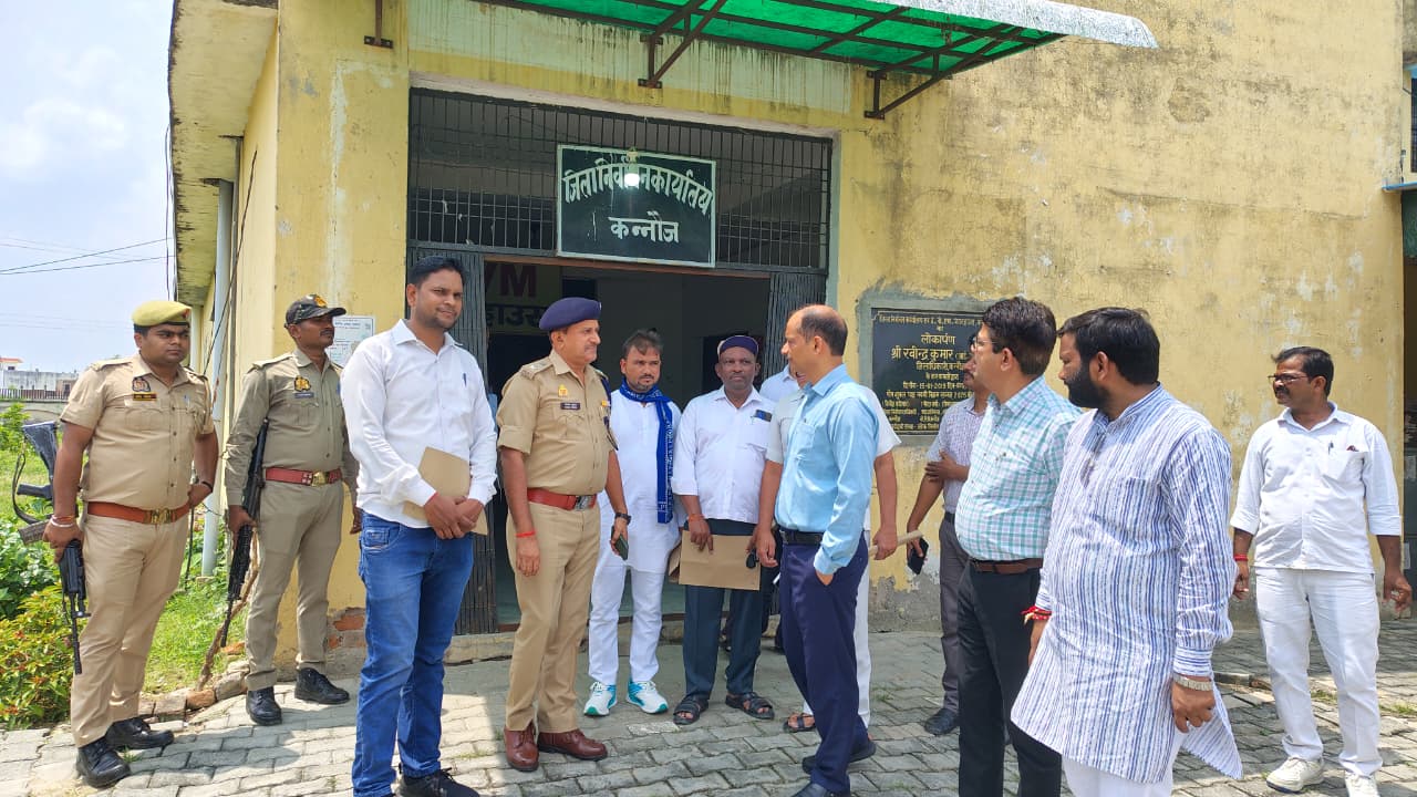कन्नौज: डीएम व एसपी ने जिला निर्वाचन कार्यालय का किया निरीक्षण, व्यवस्थाओं की समीक्षा