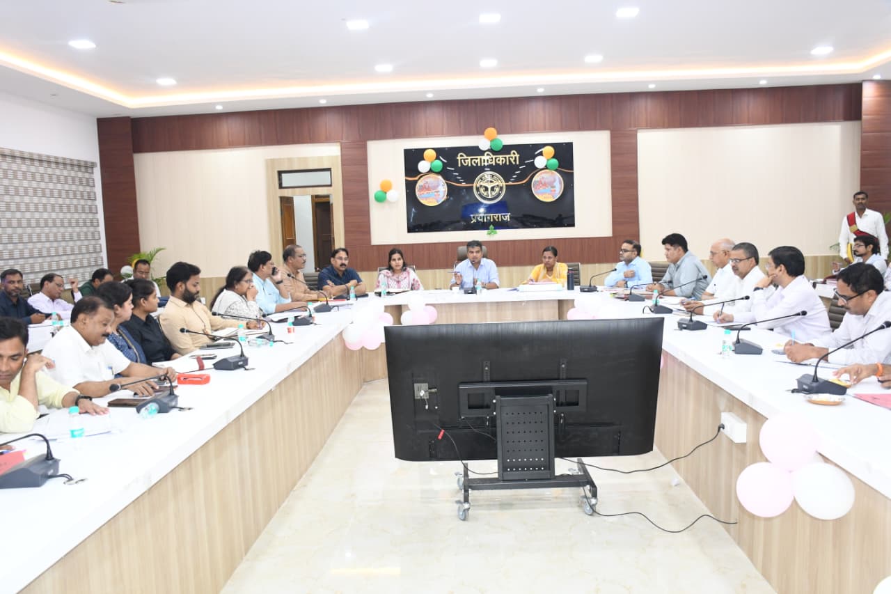 प्रयागराज: जिलाधिकारी ने राजस्व वादों के निस्तारण, आईजीआरएस एवं सीएम डैशबोर्ड की समीक्षा की