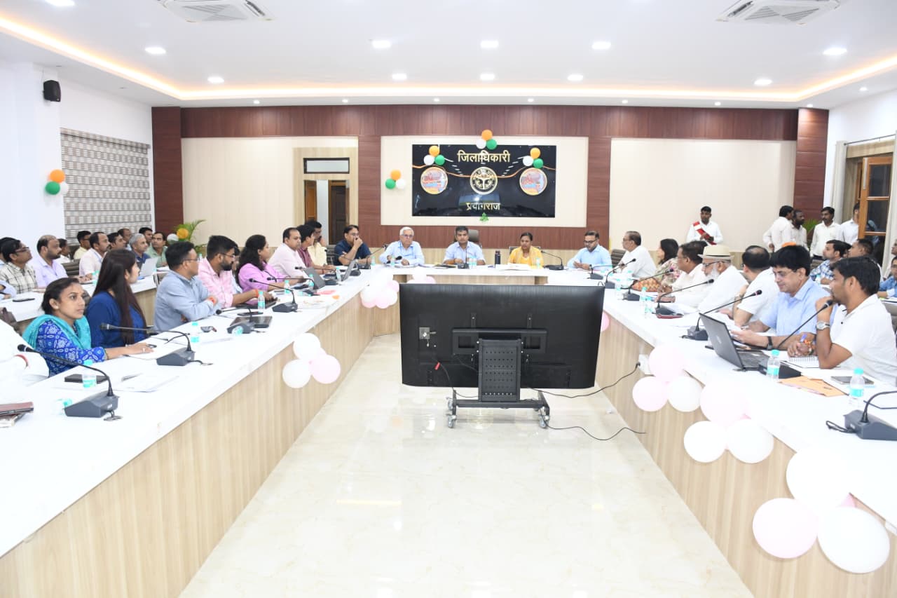 प्रयागराज: जिलाधिकारी की अध्यक्षता में जिला स्वास्थ्य समिति की बैठक संपन्न