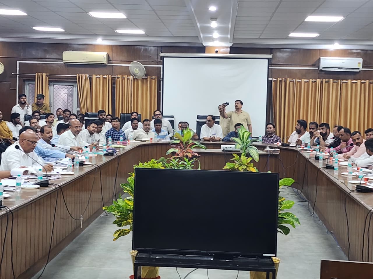 फर्रुखाबाद:"नो हेल्मेट, नो फ्यूल" अभियान और सड़क सुरक्षा पर जनपद में अहम बैठक।