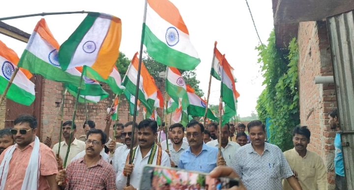 पीलीभीत: भाजपा कार्यकर्ताओं द्वारा मंडल ईंट गांव में निकाली गई तिरंगा यात्रा।
