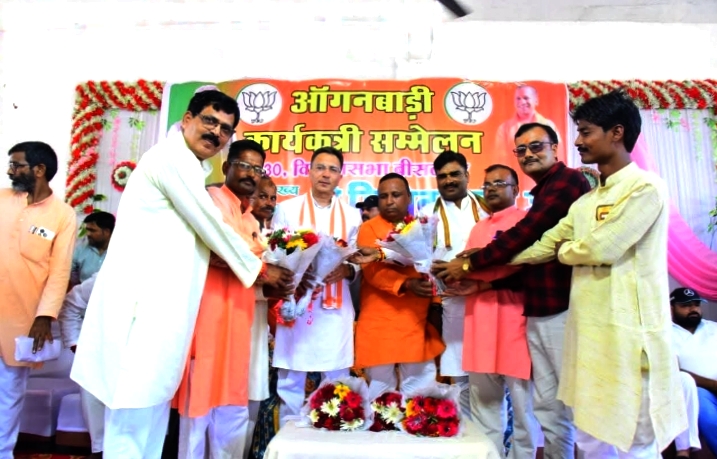 पीलीभीत:आंगनबाड़ी कार्यकत्री सम्मेलन में आंगनबाड़ी कार्यकत्री बहनों को किया गया सम्मानित।