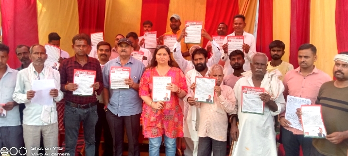 पीलीभीत: समाजवादी पार्टी की राष्ट्रीय सचिव (महिला सभा) का ग्राम पंचायत मार में भव्य स्वागत।