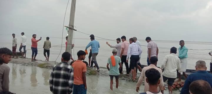 लखीमपुर खीरी : गोला विधायक ने बाढ़ से बचाव के लिए कटान क्षेत्र का किया स्थलीय निरीक्षण