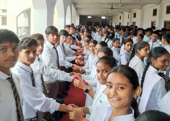 लखीमपुर खीरी : सरस्वती विद्या निकेतन इण्टर कॉलेज गोला में रक्षाबंधन पर्व बड़े ही हर्षोल्लास के साथ मनाया गया