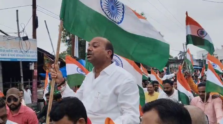 लखीमपुर खीरी : गोला चेयरमैन सहित कार्यकर्ताओं ने लहराया तिरंगा,भारत माता की जय के जयघोष से गूंजी छोटी काशी