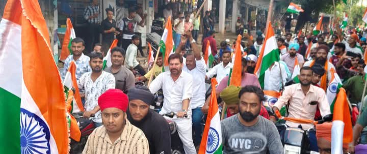 लखीमपुर खीरी : भाजपा नेता धर्मेंद्र गिरी मोंटी की अगुवाई में निकाली गई भव्य तिरंगा बाइक रैली