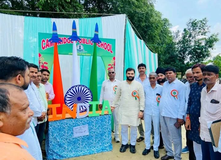 लखीमपुर खीरी : मुख्य अतिथि अमन गिरी ने फहराया तिरंगा,बच्चों को बताया देश का भविष्य