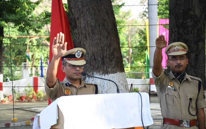 लखीमपुर खीरी : पुलिस लाईन में स्वतंत्रता दिवस पर एसपी ने किया ध्वजारोहण, राष्ट्रगान की धुन पर तिरंगे को दी गई सलामी