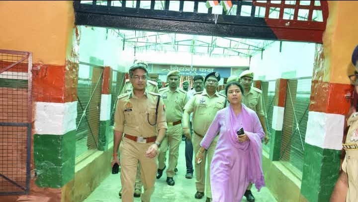लखीमपुर खीरी : डीएम एसपी ने किया जिला कारागार का औचक निरीक्षण