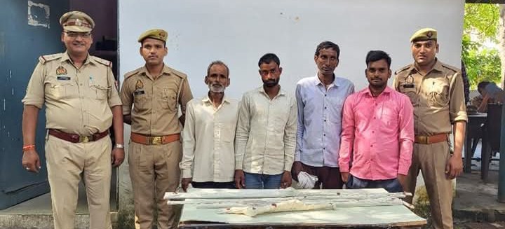 लखीमपुर खीरी : अलीगंज से चोरी की योजना बनाते समय गोला पुलिस ने चोरी के उपकरणों के साथ चार अभियुक्तों को किया गिरफ्तार