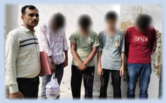 फर्रुखाबाद:राजेपुर पुलिस ने चोरी के अभियोग में वांछित 04 बाल अपचारियों को चोरी के सामान सहित किया गिरफ्तार