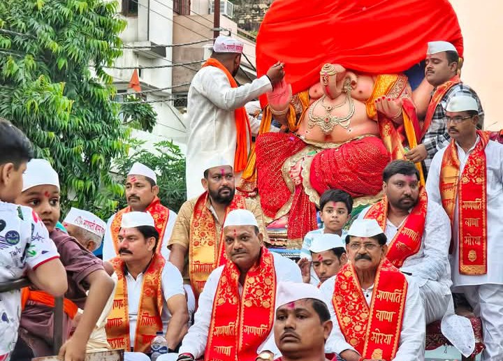 लखीमपुर खीरी : गणेश महोत्सव पर निकली भव्य शोभायात्रा गणपति बप्पा मोर्या के जयकारों से गूंजी छोटी काशी