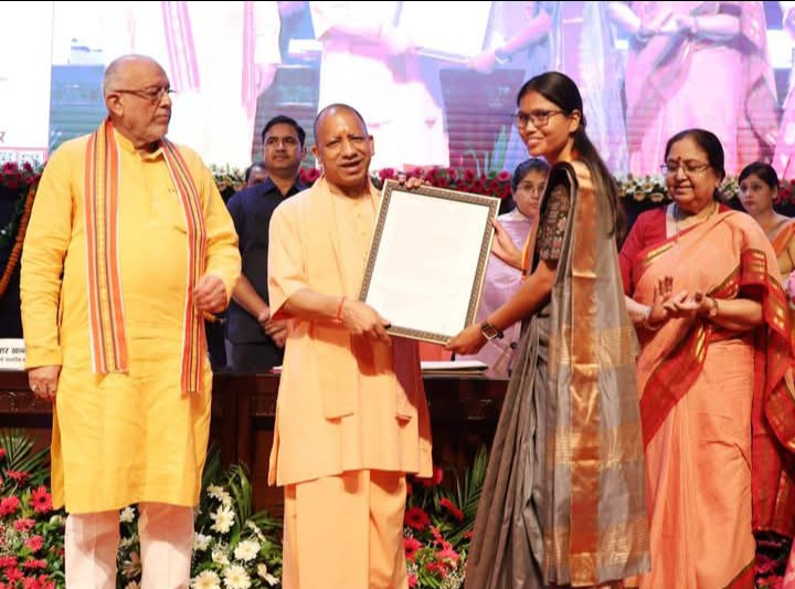 लखीमपुर खीरी : खीरी की 64 नवचयनित सेविकाओं को सीएम ने बांटे नियुक्ति पत्र, थारू जनजाति की 11 बालिकाएं चयनित