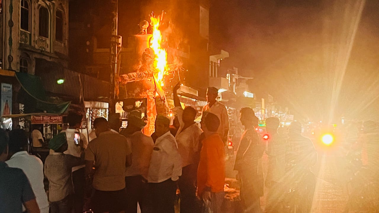 इटावा : ताखा तहसील के कस्बा ऊसराहार में संयुक्त किसान मोर्चा के आव्हान पर किसान विरोधी नीतियों के खिलाफ जलाया गया पुतला