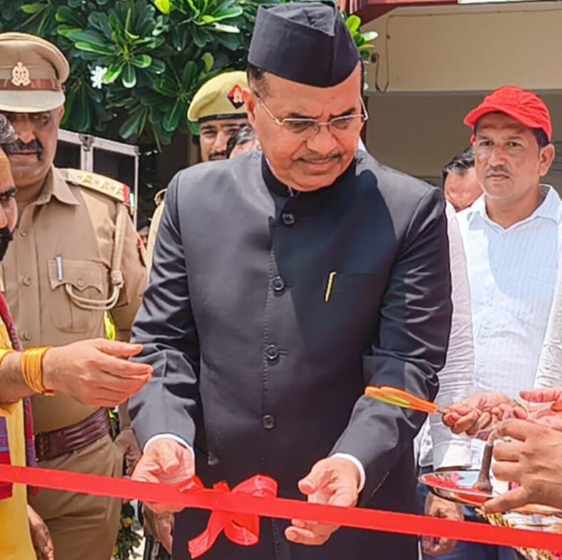 इटावा : स्वतंत्रता दिवस पर ताखा तहसील परिसर में जिलाधिकारी ने राष्ट्रीय ध्वज का फीता काट उद्घाटन किया।