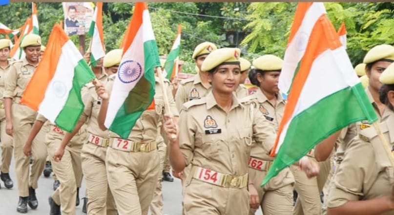 इटावा:- स्वतंत्रता दिवस पर पुलिस लाइन में एसएसपी ब्रजेश कुमार श्रीवास्तव ने किया झंडा रोहण