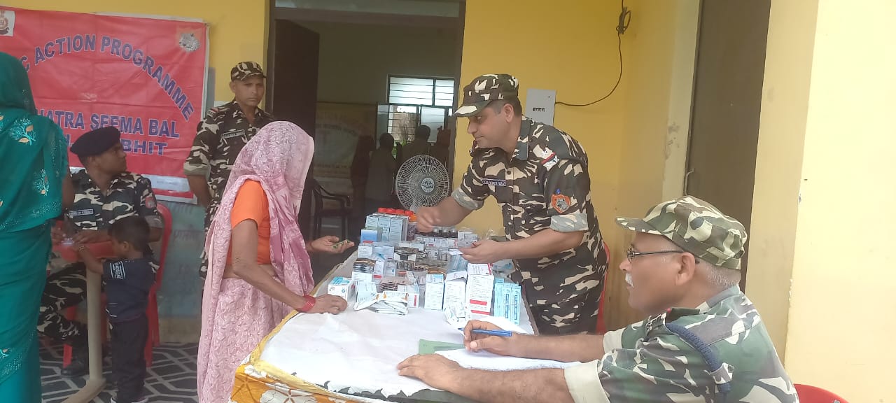 पीलीभीत:सशस्त्र सीमा वल ने वार्डर ने गांव में लगाया मानव एवं पशु मेडिकल कैंप।