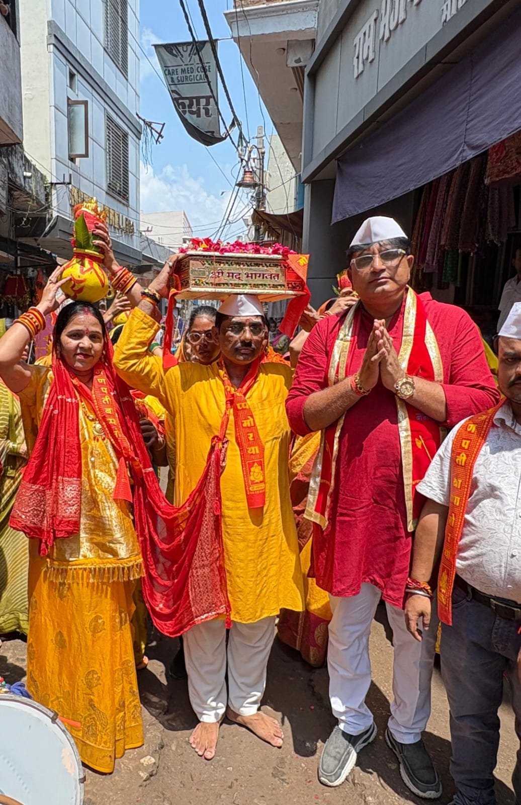 पीलीभीत :मेडिकेयर हॉस्पिटल के एम डी अमित कुमार मिश्रा ने शोभायात्रा पर पुष्प वर्षा कर किया स्वागत