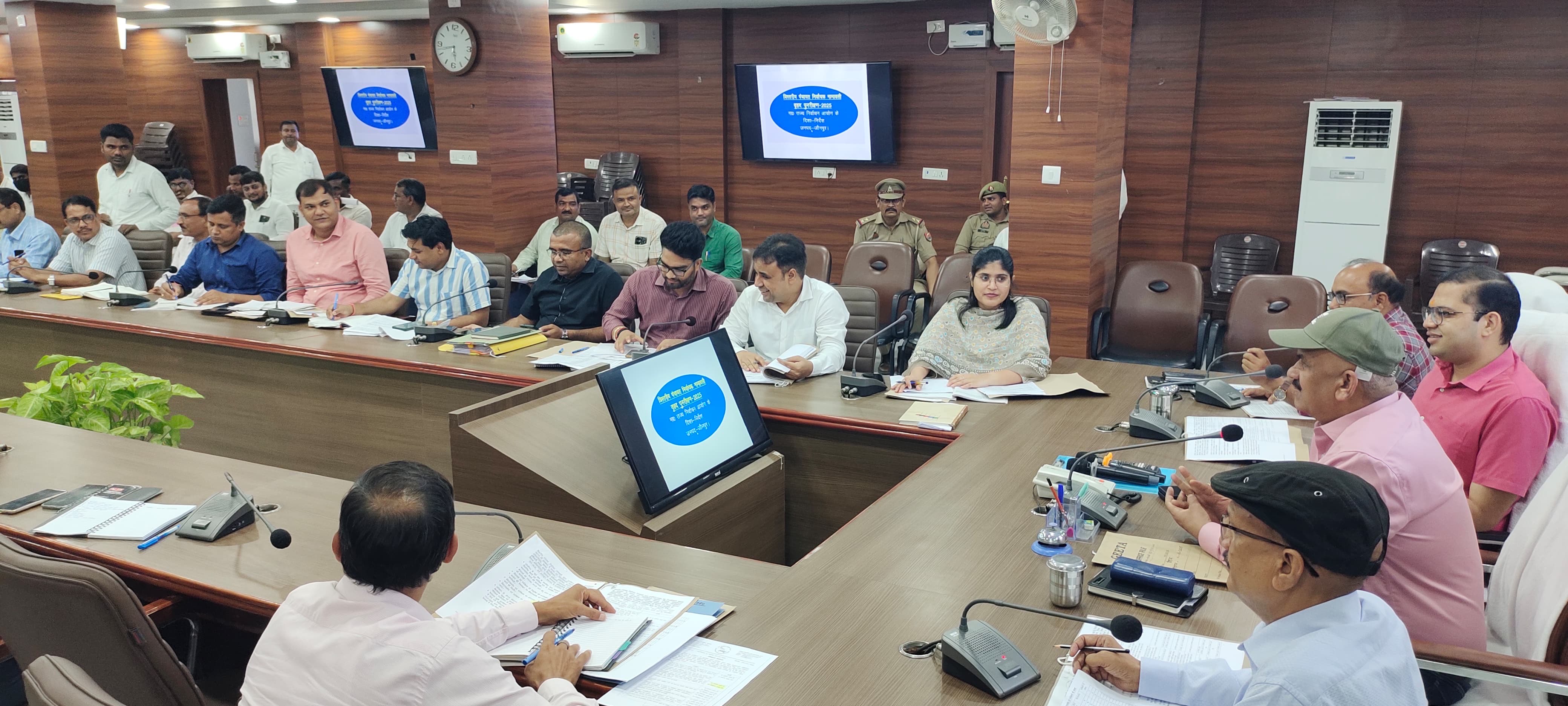 जौनपुर :जिला निर्वाचन अधिकारी डा0 दिनेश चन्द्र की अध्यक्षता में कलेक्ट्रेट सभागार में त्रिस्तरीय पंचायत निर्वाचक नामावली वृहद पुनरीक्षण 2025 की तैयारी के संबंध में बैठक हुई सम्पन्न