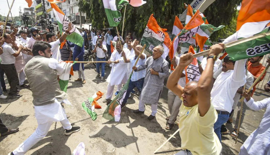 बिहार के पटना में बीजेपी और कांग्रेस कार्यकर्ताओं में चली लाठी ।