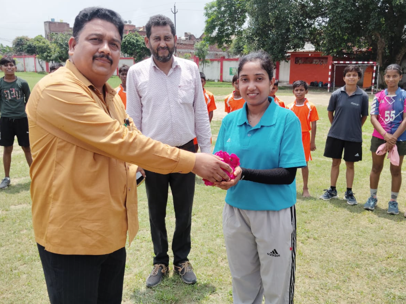 इटावाः जनपदीय हैंडबाल प्रतियोगिता का शुभारंभ ज्योतिबा फुले स्पोर्ट्स स्टेडियम में मुख्य अतिथि डॉ मुकेश यादव के द्वारा किया गया।