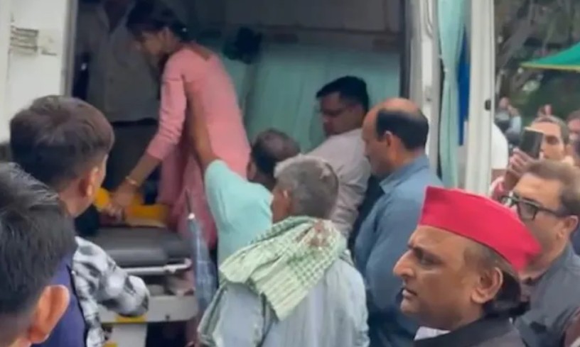 दुर्घटना में घायल दंपति और उनकी बच्‍ची को देख अखिलेश यादव ने रुकवाया काफिला