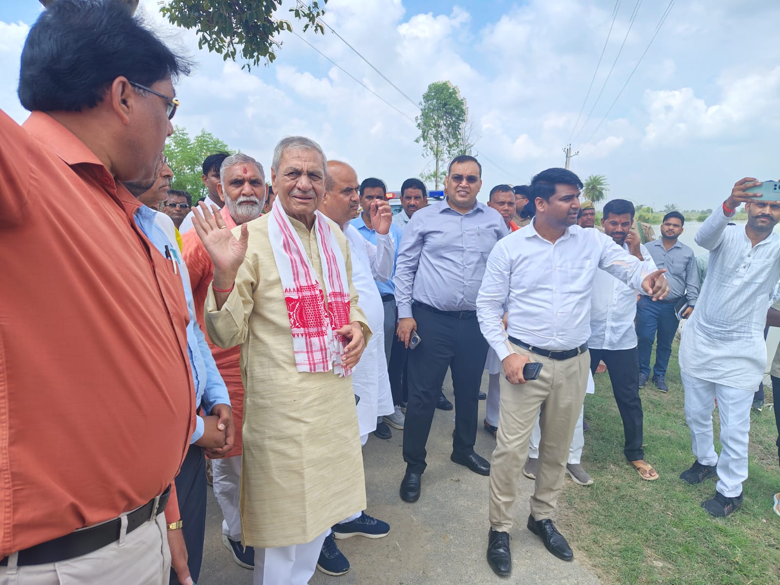 कासगंज: प्रभारी मंत्री श्री लक्ष्मी नारायण चौधरी एवं  जिलाधिकारी ने विकास खण्ड गंजडुण्डवारा के ग्राम नगला शीशम ग्राम पंचायत नरदौली का भ्रमण कर व्यवस्थाओं को परखा।