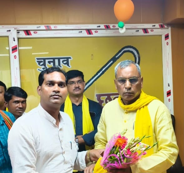 जिलाध्यक्ष रालोद कासगंज शमीम अहमद अल्वी नें कार्यकर्ताओ की विभिन्न जन समस्याओ को लेकरओम प्रकाश राजभर से की शिष्टाचार मुलाकात!