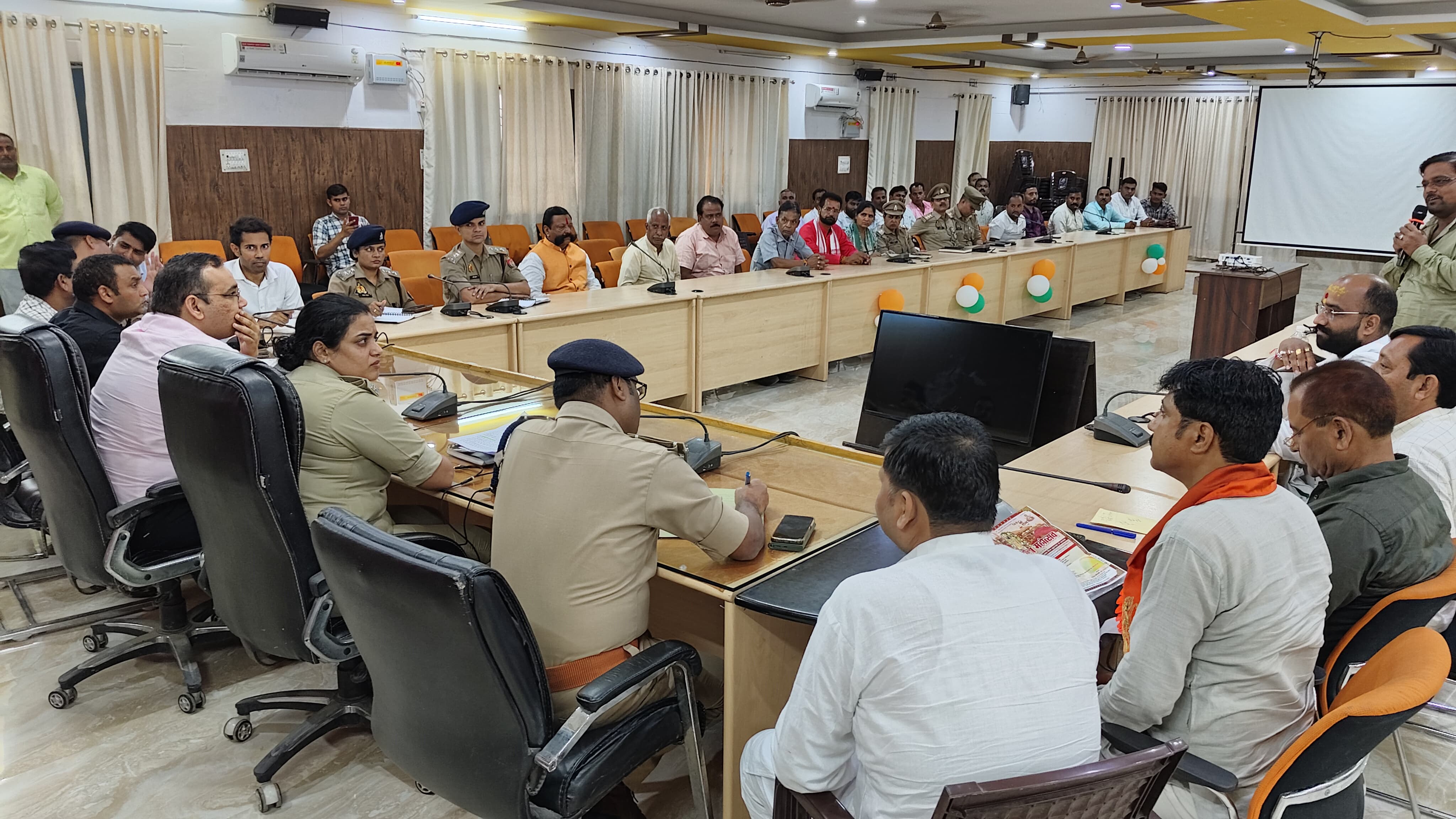 कासगंज:जिलाधिकारी प्रणय सिंह, पुलिस कप्तान अंकिता शर्मा की अध्यक्षता में जिला शांति समिति की बैठक हुई आयोजित।