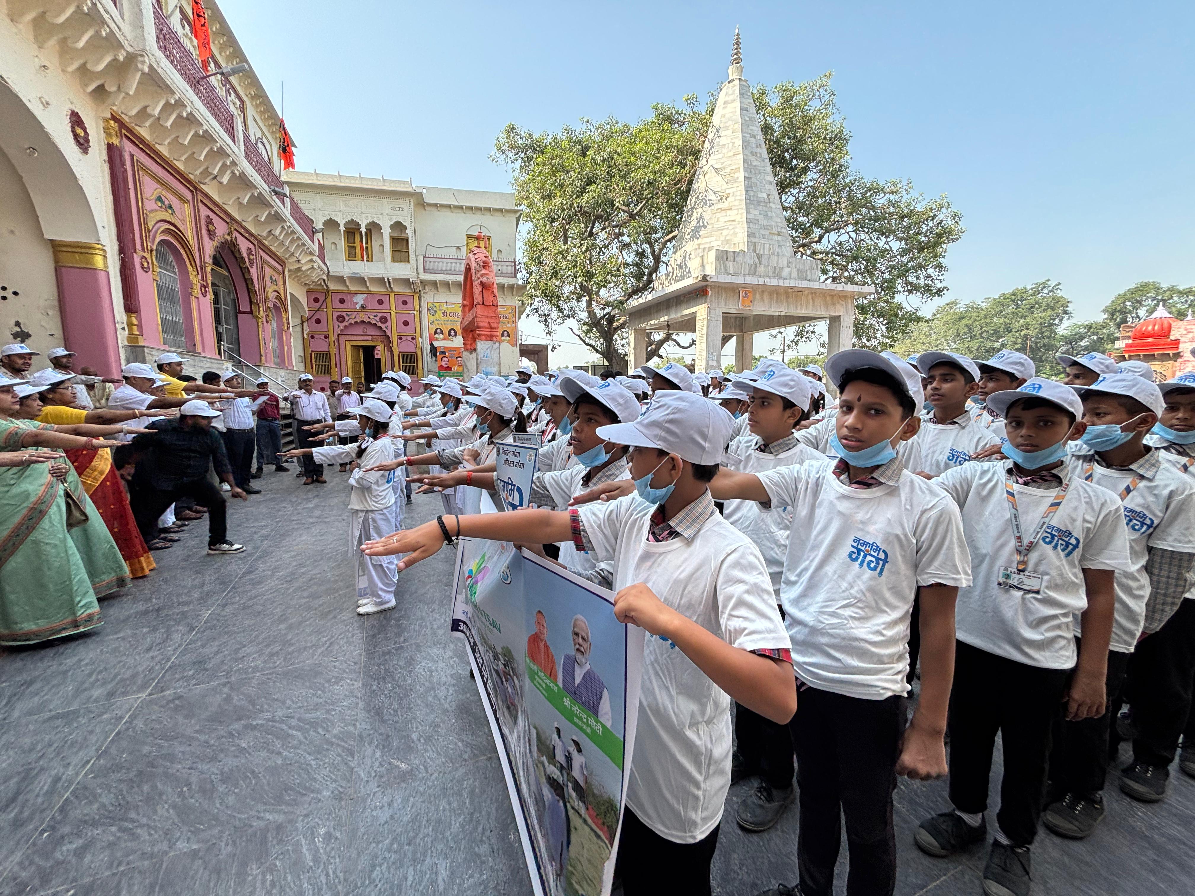 कासगंज :  सोरों घाट पर स्वच्छोत्सव के अंतर्गत "स्वच्छता ही सेवा" कार्यक्रम का आयोजन किया गया।