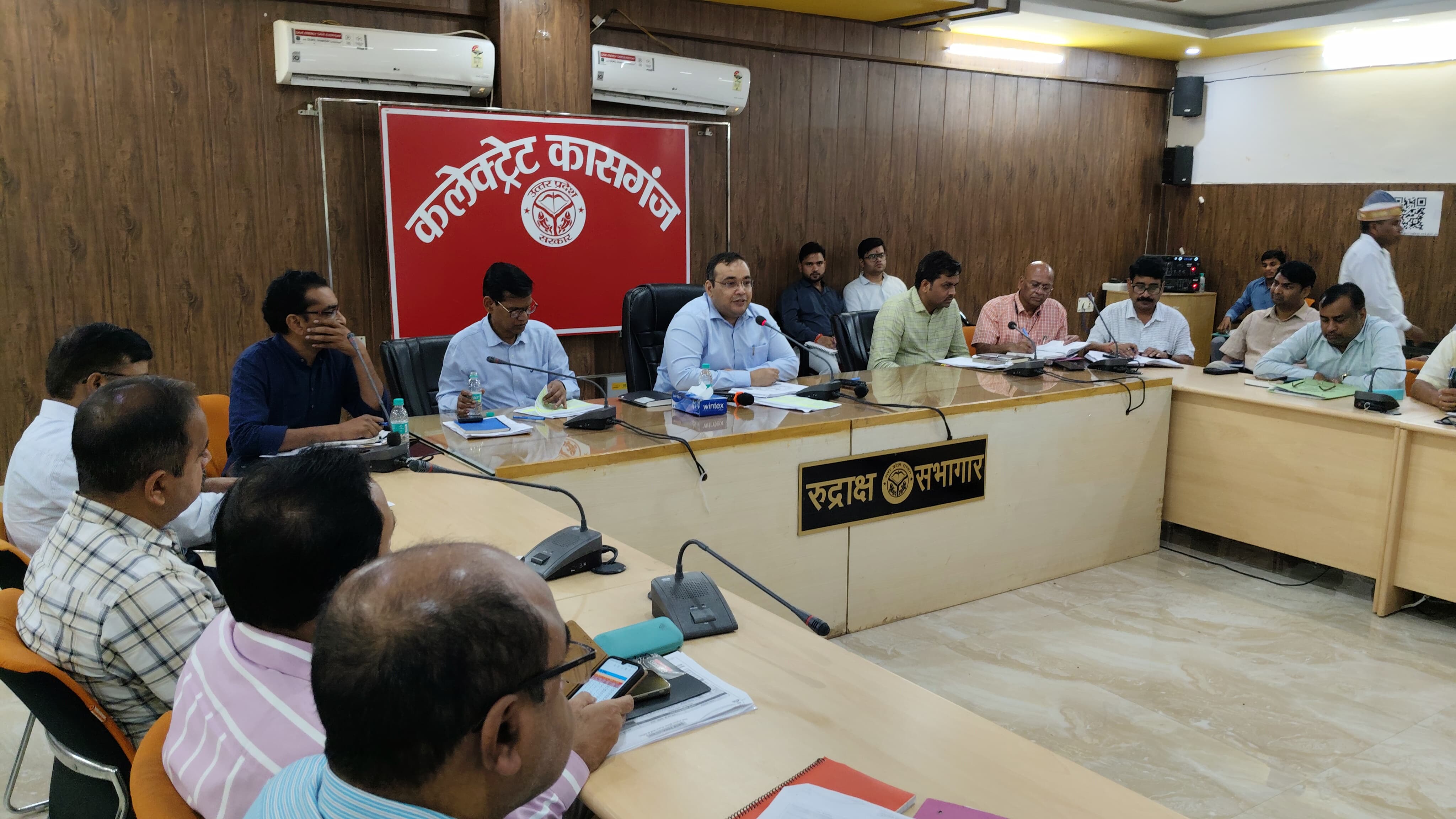 कासगंज:जिलाधिकारी प्रणय सिंह की अध्यक्षता में सीएम डैशबोर्ड पर प्राप्त ग्रेडिंग/रैंकिंग के आधार पर विकास कार्यों एवं आईजीआरएस की समीक्षा बैठक हुई आयोजित।