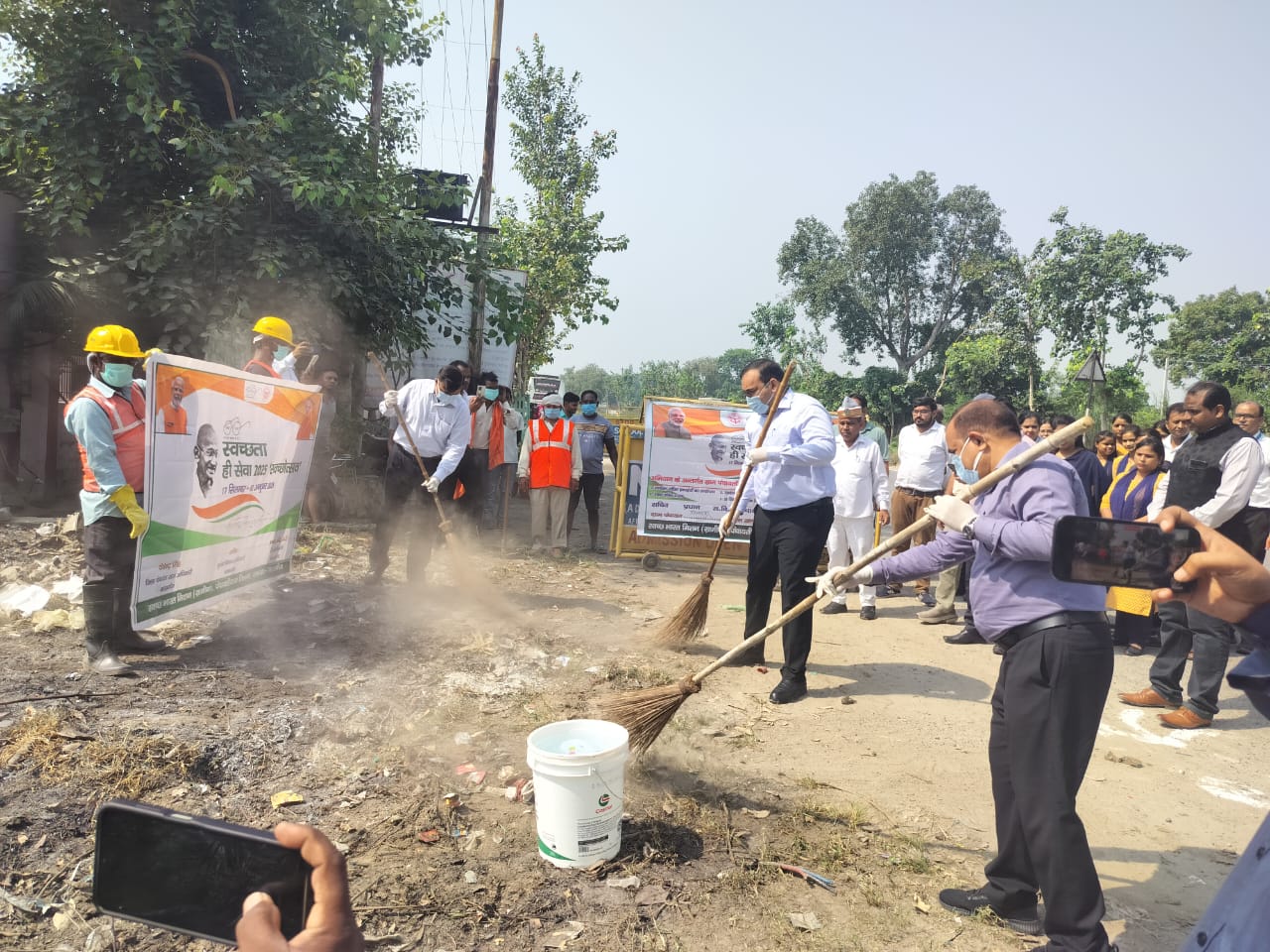कासगंज: जिलाधिकारी प्रणय सिंह एवं मुख्य विकास अधिकारी सचिन ने ब्लैक स्पॉट पर श्रमदान कर किया वृक्षारोपण