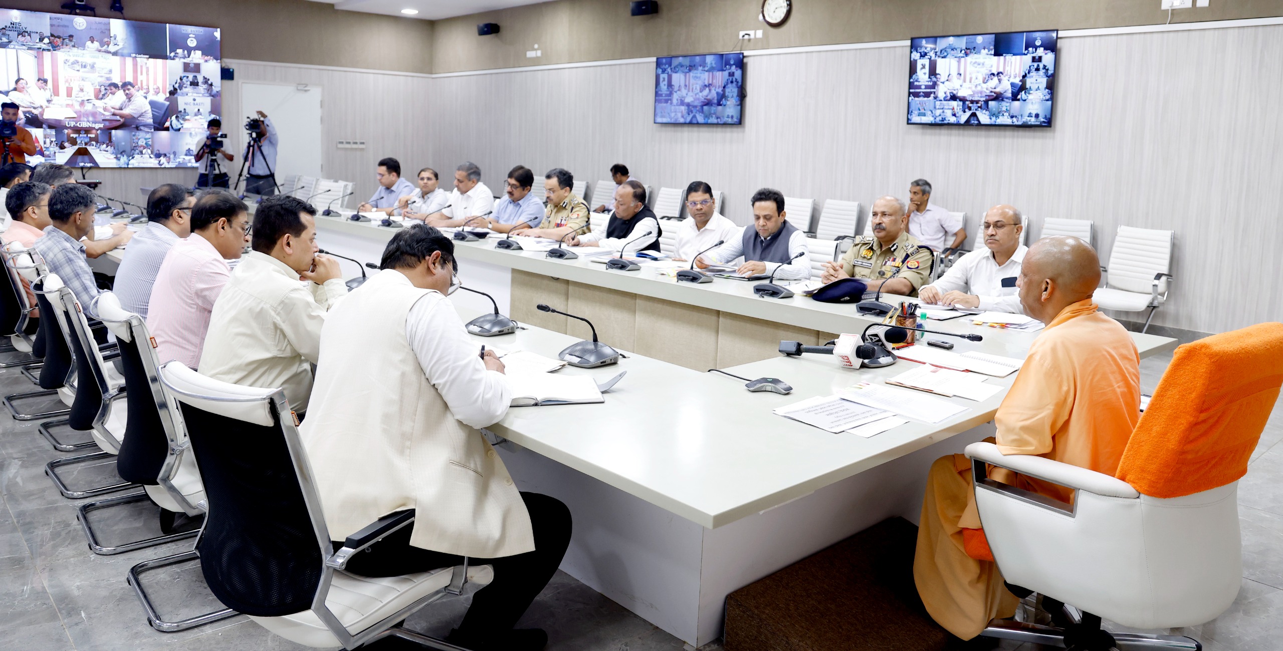 लखनऊ:मुख्यमंत्री योगी ने अधिकारियों संग समीक्षा बैठक की, कानून-व्यवस्था व जनहित योजनाओं पर दिए कड़े निर्देश
