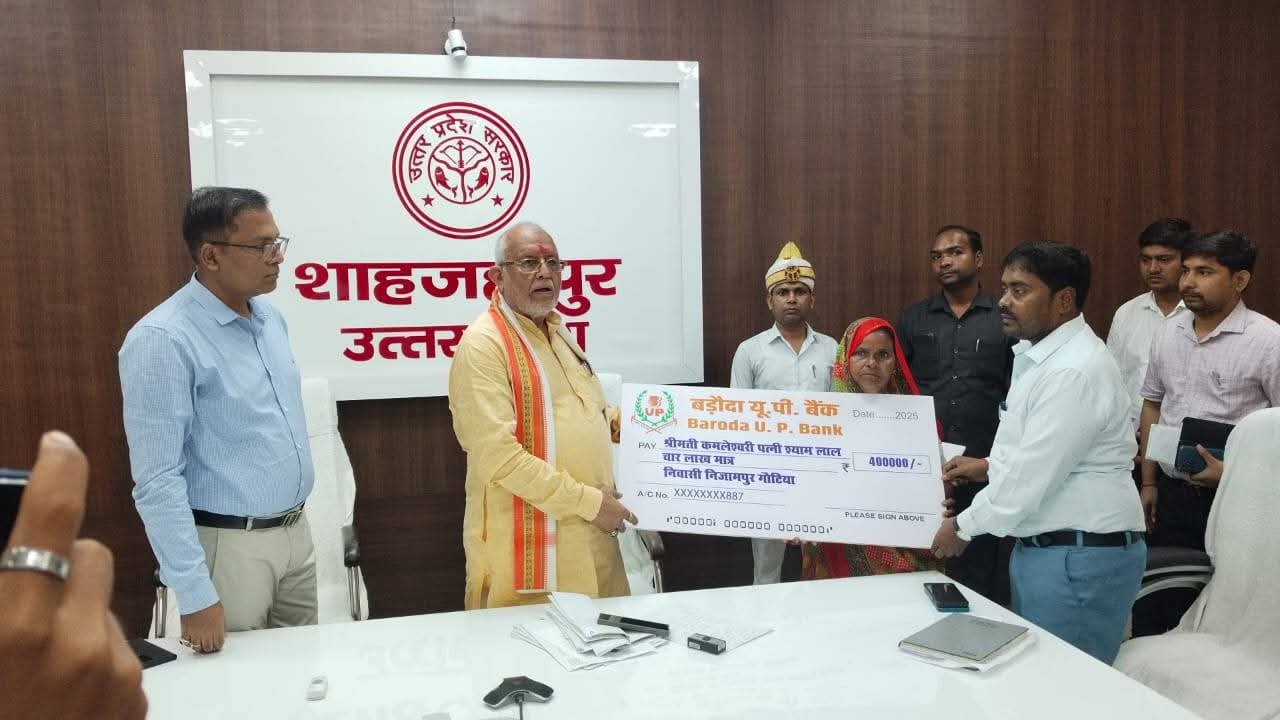 शाहजहांपुर:आपदा प्रभावित परिवारों को मिली आर्थिक सहायता, वित्त मंत्री सुरेश कुमार खन्ना ने किए चेक वितरित
