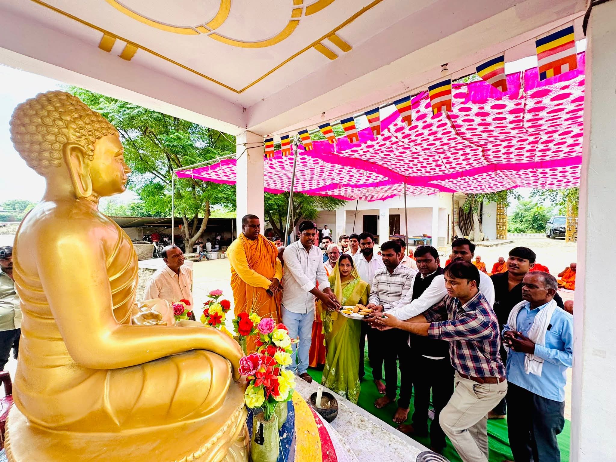कन्नौज जिला पंचायत अध्यक्ष प्रिया शाक्य ने संकिसा में वर्षावास भोजनदान कार्यक्रम में की सहभागिता